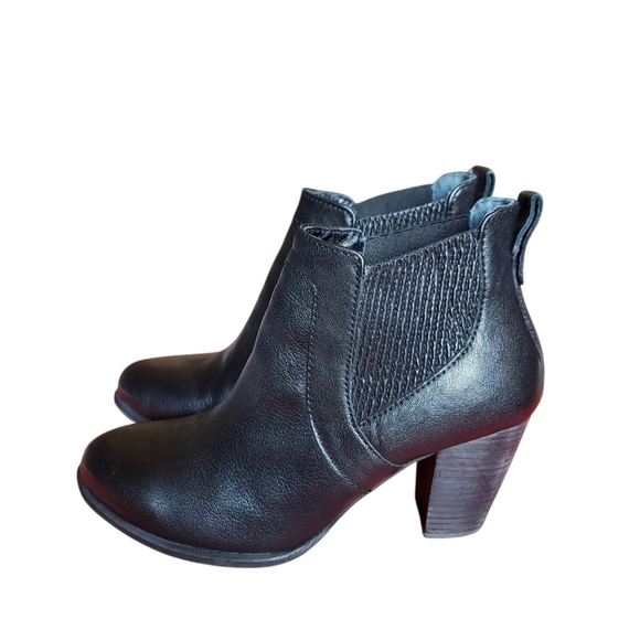 The UGG Cobie II Women’s Ankle Boots high heels Chelsea StyleExcellent Conditio - Picture 5 of 16